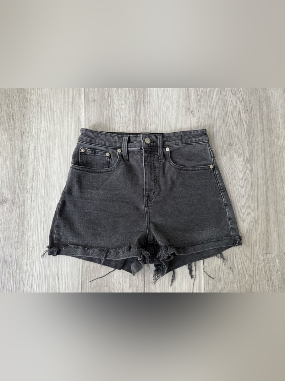 Madewell  Women’s Black Faded Curvy High Rise Denim Shorts Size 26